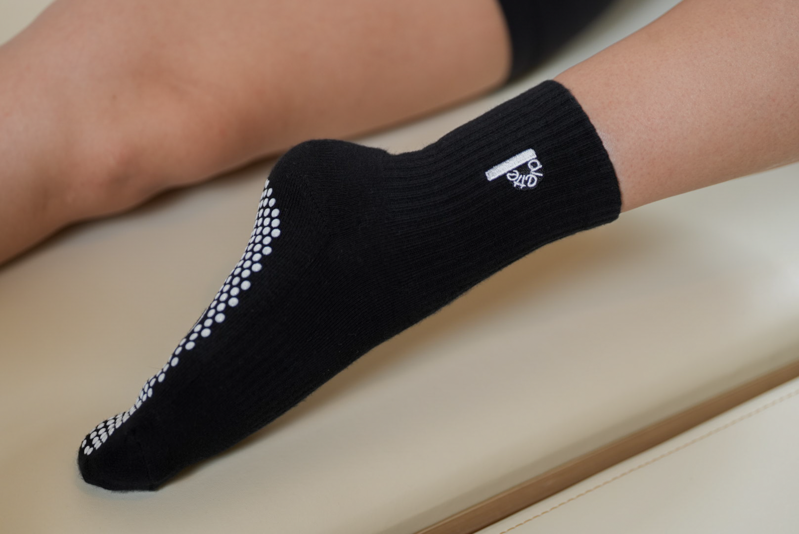 Crew non slip socks - P logo socks black
