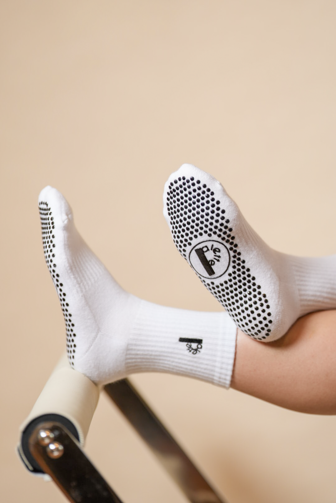 Non slip crew socks - P logo white