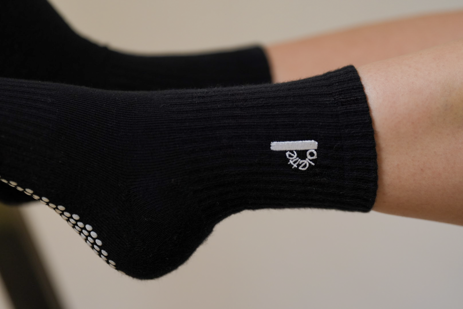 Crew non slip socks - P logo socks black