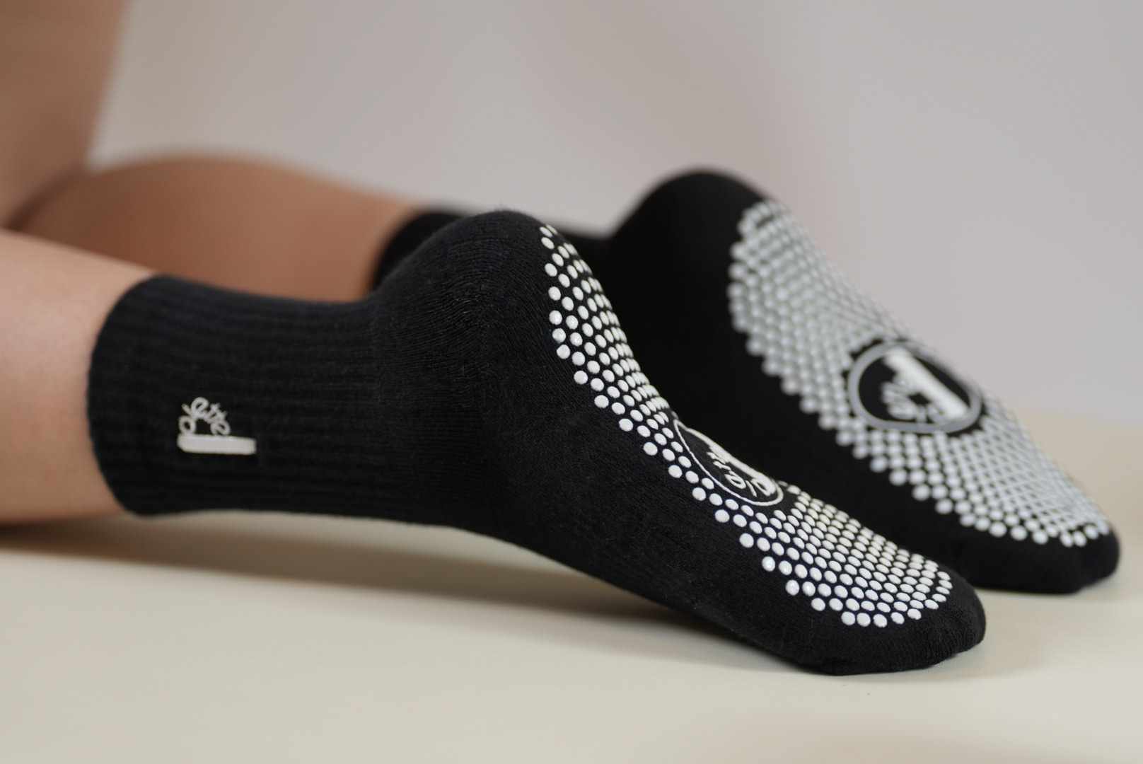 Crew non slip socks - P logo socks black