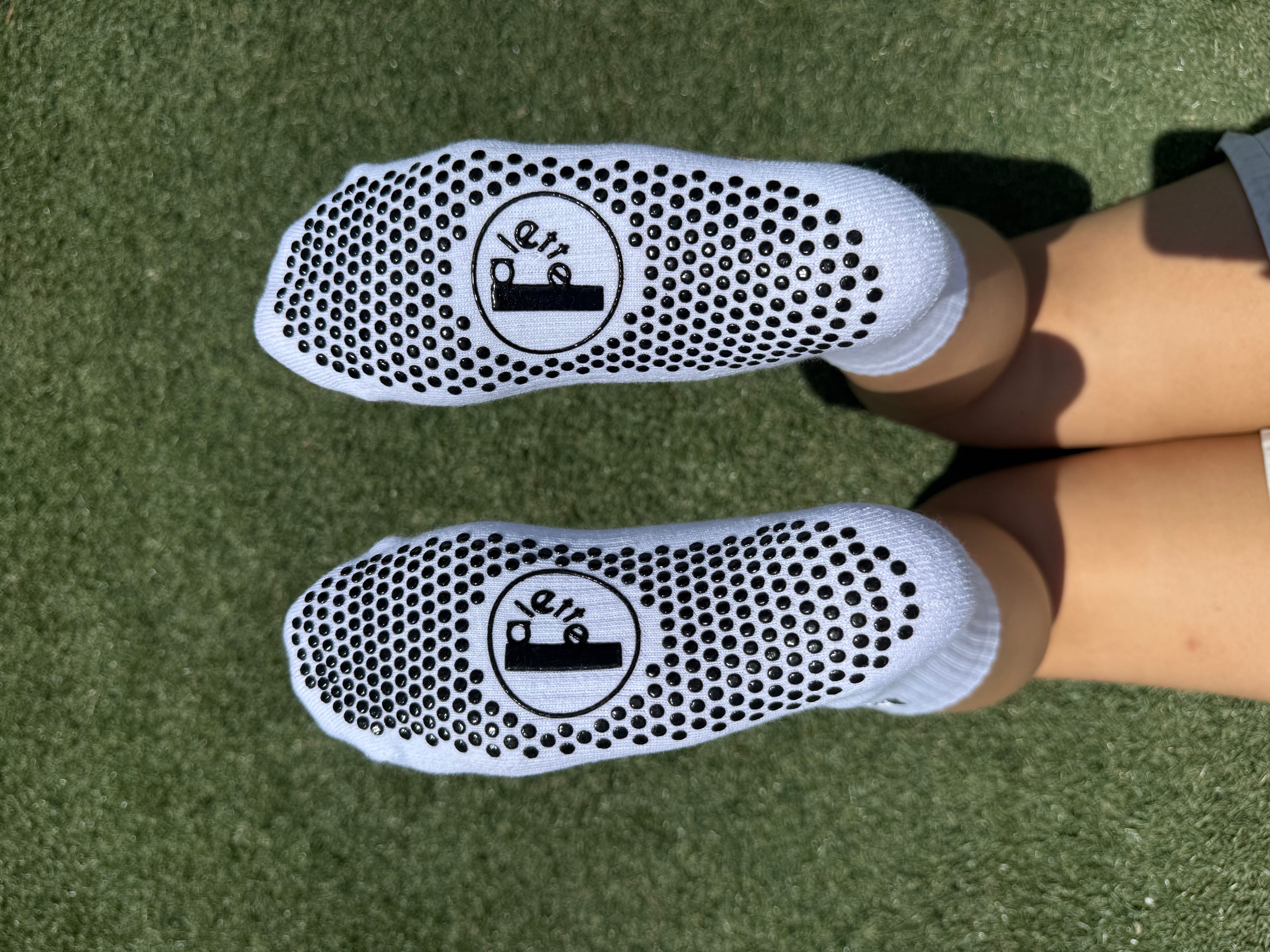 Non slip crew socks - P logo white